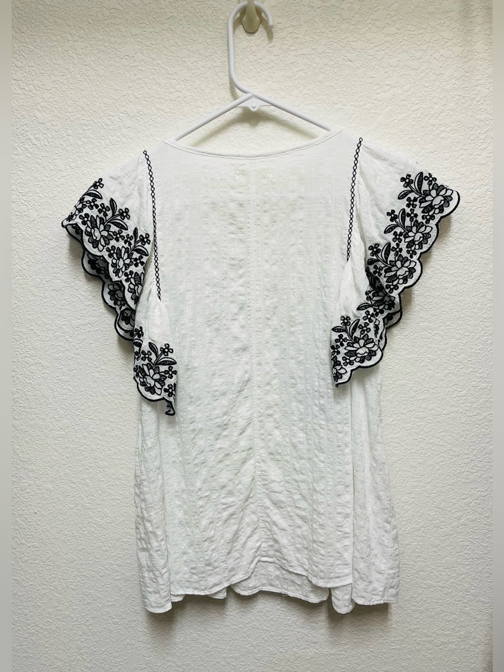 MAX STUDIO White with Black Floral Embroidery Layered Flutter Sleeves Size M - Picture 2 of 4